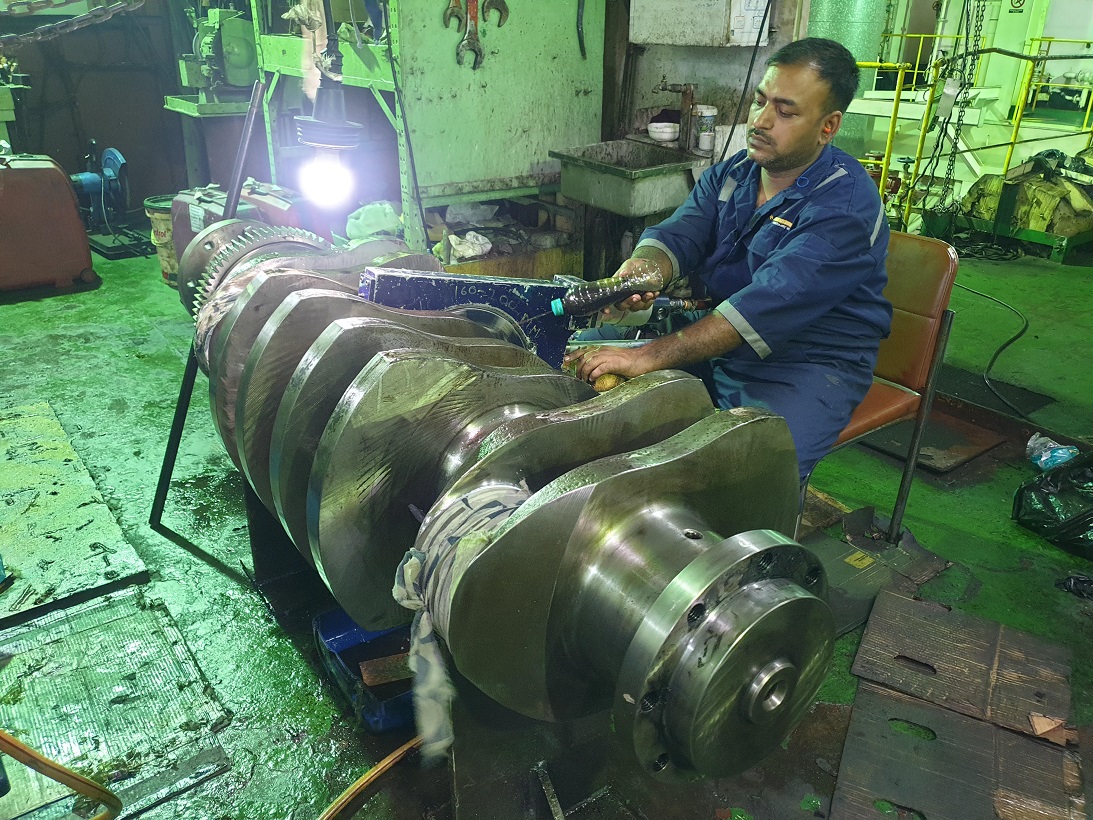 Crankshaft grinding of Wartsila 4L20 engine while sailing of the vessel on V blocks